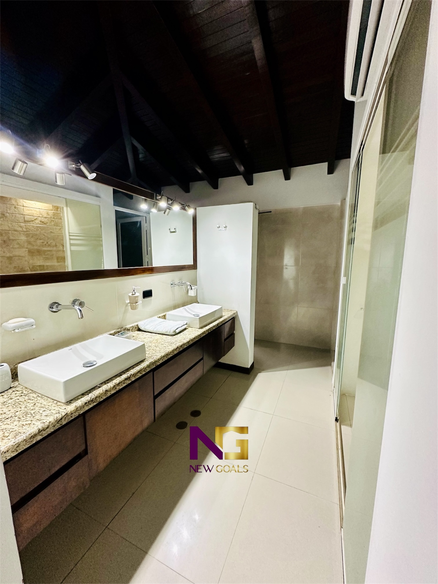 Townhouse-en-alquiler-Conj.-Res.-Smolville-TH-006-2